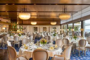 蒂门多弗施特兰德玛丽蒂姆提蒙多夫斯特瑞德海景酒店的宴会厅配有桌椅和吊灯