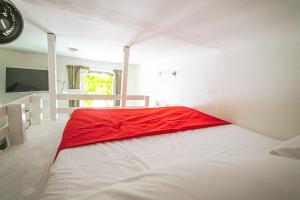 圣佩莱格里诺温泉LibertySuite Qcview2的一间卧室配有一张带红色毯子的大床