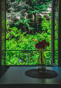 圣佩莱格里诺温泉LibertySuite Qcview2的窗前桌子上花的花瓶