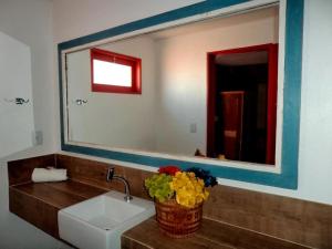 普拉亚多罗莎温托斯旅馆的一间带水槽和大镜子的浴室