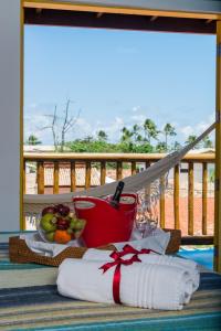普拉亚多罗莎温托斯旅馆的阳台上的一张桌子和一篮水果