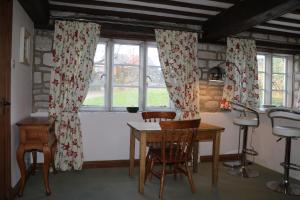 斯特劳德Flat 1 - The Old Mill - Bowbridge Lock - Stroud的厨房配有桌椅和窗户。