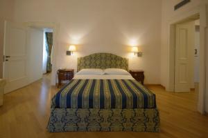 安科纳Domus Stella Maris - Casa per Ferie的一间卧室配有一张带蓝色和白色床单的床。