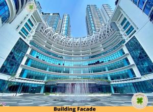 八打灵再也Pacific Tower Petaling Jaya By Shamrock的一座大型建筑,前面有一个喷泉