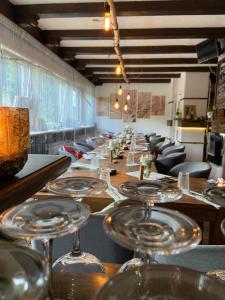 加格瑙Naturfreundehaus Grosser Wald的餐厅里一张长桌,配酒杯