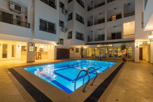 赫尔格达Swiss Wellness Dive Resort的一座建筑物中央的游泳池