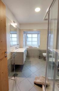 卡瓦莱塞Appartamento Diana的带淋浴、盥洗盆和卫生间的浴室