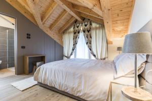 福尔加里亚Folgaria Top Rent的一间卧室设有一张大床和一个窗户。
