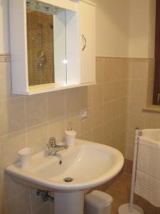 StronconeLa Casetta Arancione appartamento的一间带水槽和镜子的浴室