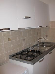 StronconeLa Casetta Arancione appartamento的厨房配有炉灶和水槽