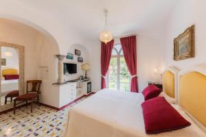 拉维罗佐丹奴酒店的卧室设有一张白色大床和一扇窗户。