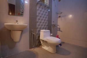 蒙纳绿谷韦斯塔旅馆的一间带卫生间和水槽的浴室
