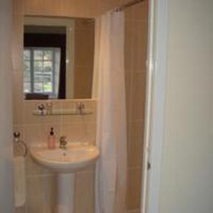 克雷盖拉希汉兰达酒店的一间带水槽和镜子的浴室