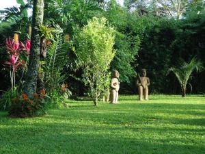 La Garita费尔南多住宿加早餐旅馆的两座雕像站在院子的草丛中