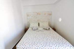塞辛布拉Refúgio da Fortaleza的一间小卧室,配有一张带木制床头板的床