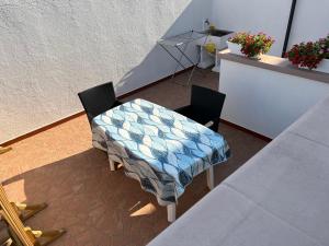 斯佩基亚Tavernetta Open space的一张桌子和两把椅子的顶部景色
