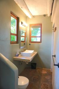 普拉纳维瑙Venao Surf Lodge的一间带水槽和卫生间的浴室