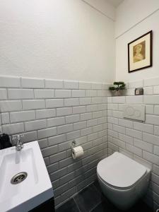 施塔德Das Stader Domizil的浴室配有白色卫生间和盥洗盆。