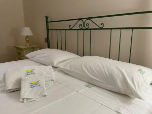 San Marco dei CavotiAffittacamere Bellavista的一张带白色床单和毛巾的床