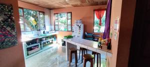 萨玛拉Hostel Matilori的厨房配有柜台和一些椅子