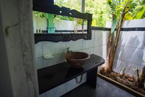 苏弗里耶尔Fond Doux Eco Resort的一间带碗水槽和镜子的浴室