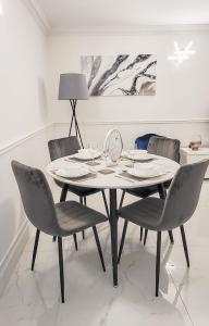 伦敦Stunning 2 bedroom apartment in Canary Wharf - Morland Apartments的一间带桌椅的用餐室