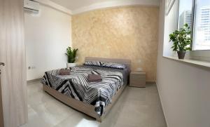 埃尔哥茨拉Seaside Apartment in Gzira的一间卧室配有一张带斑马纹毯子的床