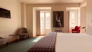 里斯本希尔都蒙特贝尔韦代雷酒店的酒店客房设有床和窗户。