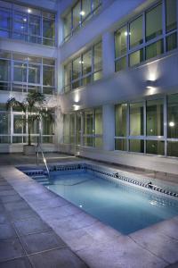门多萨龚多尔套房公寓酒店的建筑前的一座带游泳池的建筑