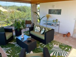 普拉亚德尔瑞伊Villa Casa Dina的客厅配有沙发和椅子,位于地毯上