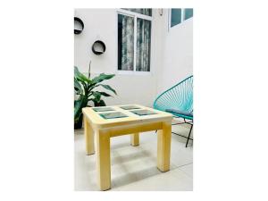 圣克鲁斯华特库Hotel Ocean Huatulco的一张黄色桌子和一把椅子