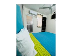 圣克鲁斯华特库Hotel Ocean Huatulco的一间卧室配有一张蓝色和黄色毯子的床