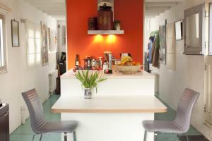 阿姆斯特丹顶楼船屋的厨房配有桌子和两把椅子