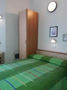切塞纳蒂科帝国酒店的一张位于客房的床铺,上面有绿色的盖子