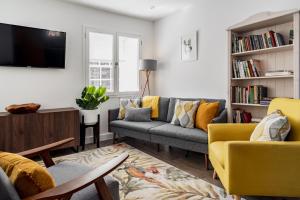 霍克斯黑德Pickle Pot Loft- 2 bedroom apartment in Hawkshead的客厅配有两张沙发和一台电视机