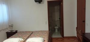 蒙特里尔Hotel Primavera的一间卧室配有一张床,浴室设有卫生间