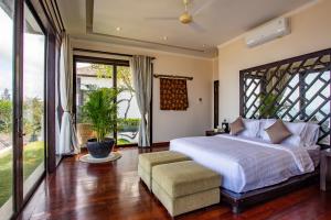 乌干沙Nusa Dua Ocean Cliff Dream的一间卧室设有一张大床和一个大窗户