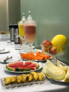 圣塔伦Pratico Hotel的一张桌子,上面放有水果和蔬菜盘