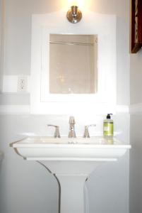 乔普林Black and white cottage; Simple yet stunning.的浴室设有白色水槽和镜子