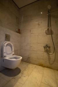 利雅德شاليه خاص的一间带卫生间和淋浴的浴室