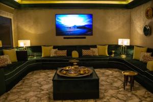 利雅德شاليه خاص的带沙发和平面电视的客厅