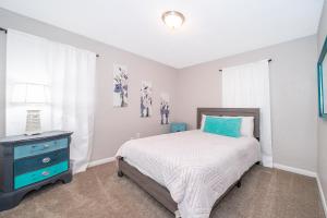 克利尔沃特Forever Summer - Entire House! with KING Bed!的一间卧室配有一张床和一个蓝色梳妆台