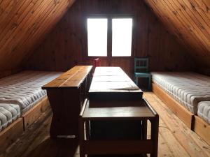 StrážChata Florián的小木屋内带两张床的房间