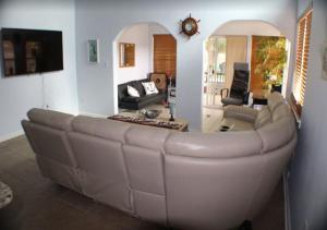 纳瓦拉Navarre Beach Escapades的客厅里一张大皮沙发