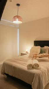 利马Chic Executive Apartment-Barranco的一间卧室配有带毛巾的床