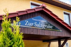 松德斯豪森Pension & Gaststätte Zur Salzgrube的建筑上沙勒的标志