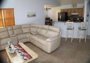 纳瓦拉Navarre Beach Escapades的带沙发的客厅和厨房