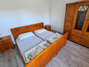 Kostanjevica na KrasuLuketovi的带两张床和梳妆台的小卧室