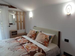 博尔沙Casa Danci II的一间卧室配有带枕头的床