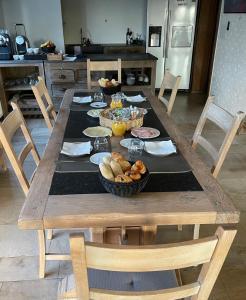 梅瑟休闲时光宾馆的厨房里配有一张带食物的木桌